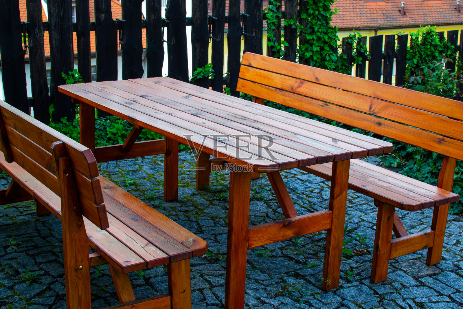 乡村别墅花园中的木桌和两条长凳。放松的时间照片摄影图片