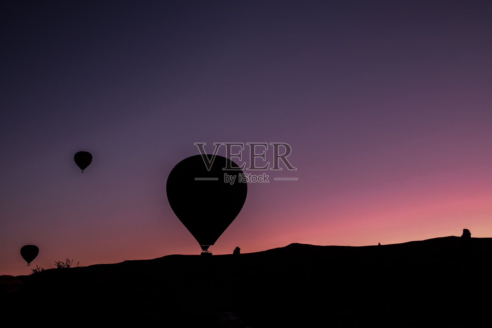 热气球飞过壮观的卡帕多西亚。照片摄影图片