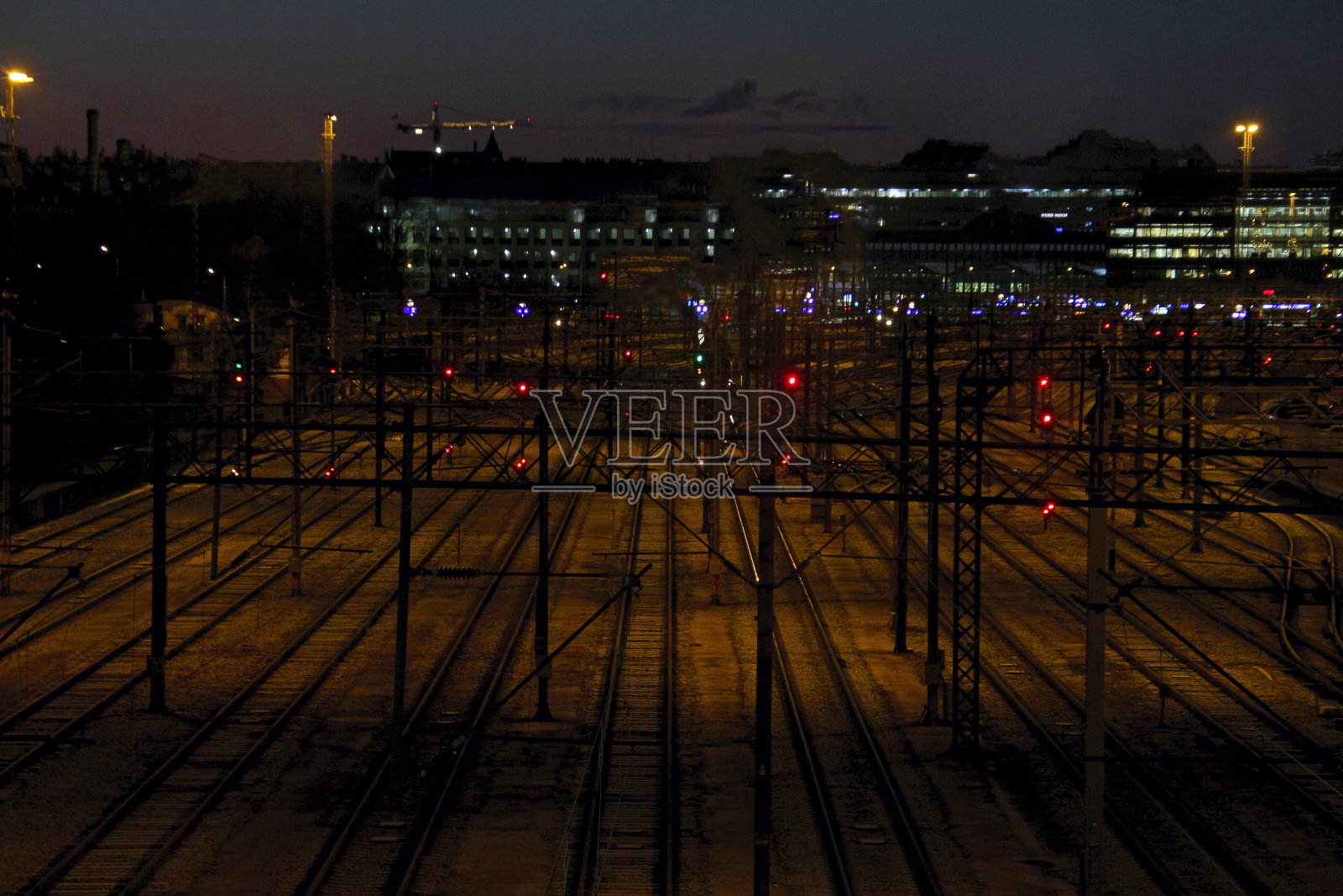 夜间有交通灯的铁路轨道照片摄影图片