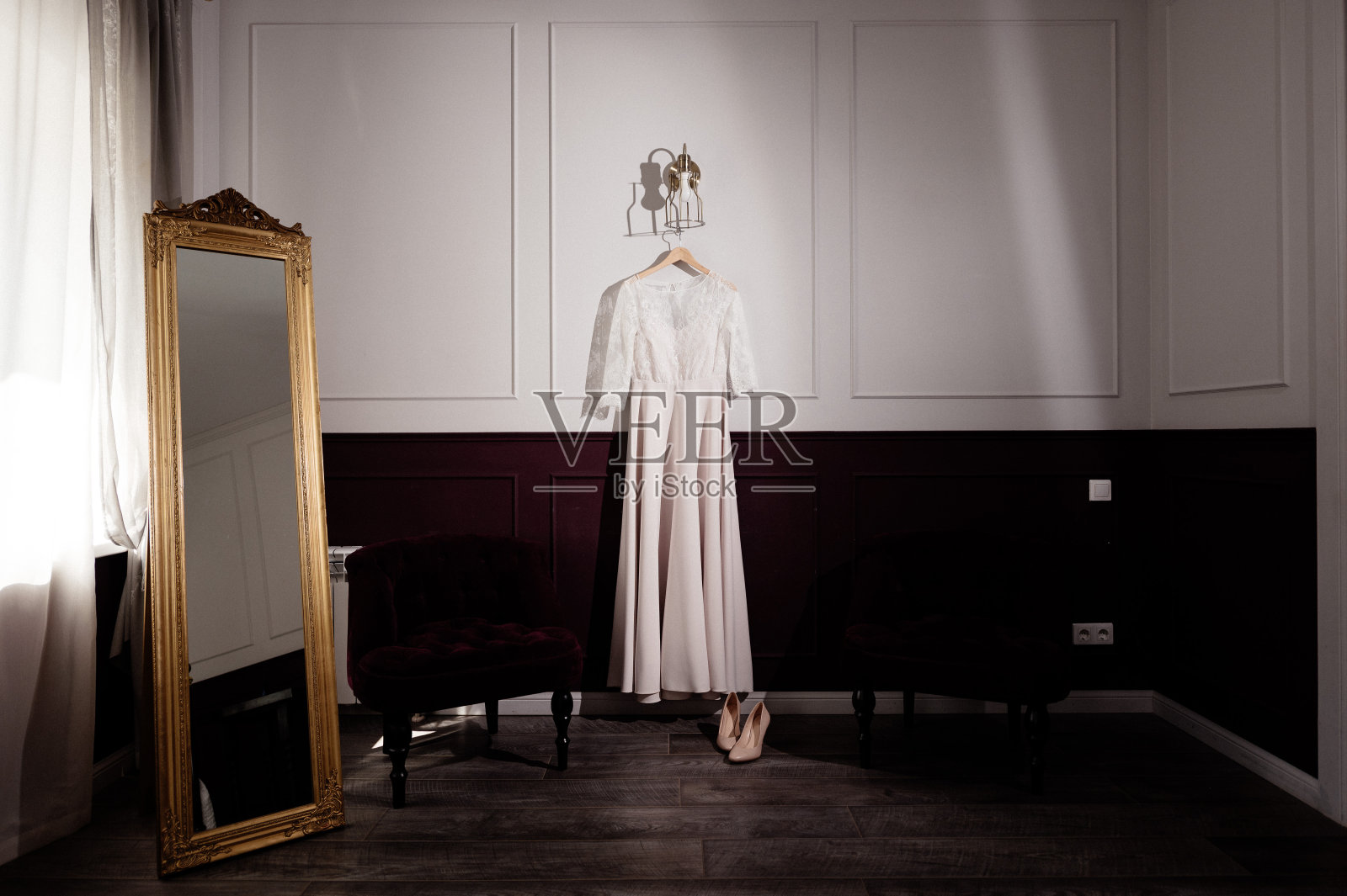卧室里挂着白色的婚纱。白色新娘礼服照片摄影图片