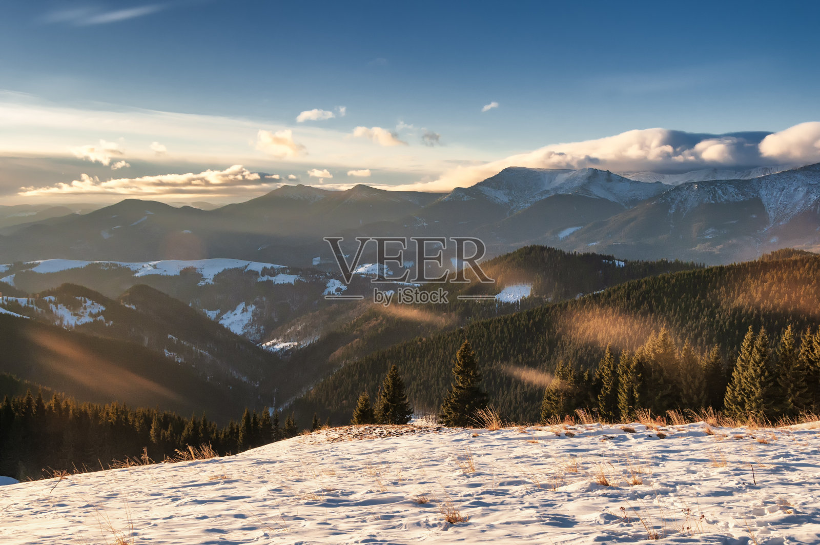 冬天的山地景观。喀尔巴阡山上晴朗的一天。照片摄影图片