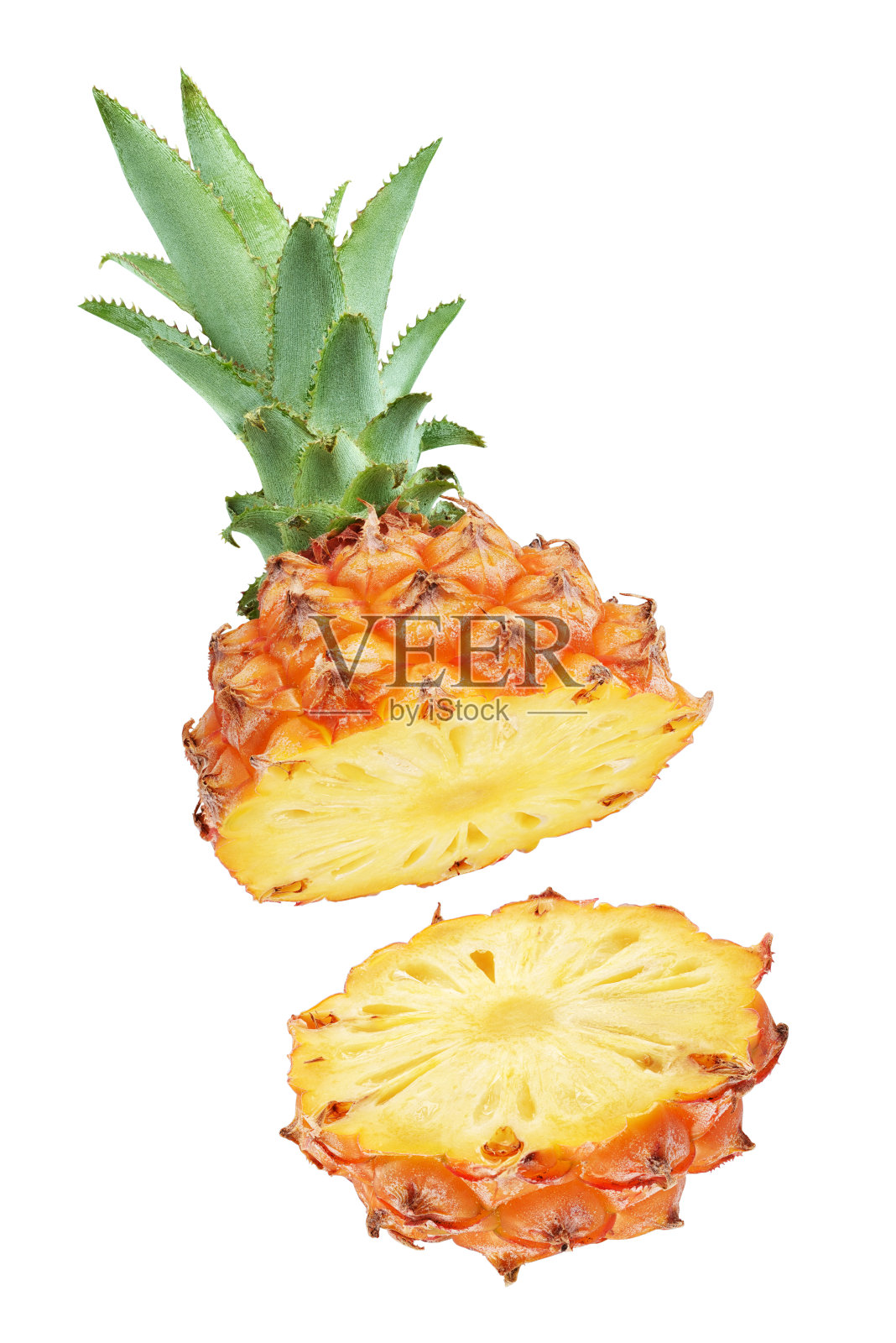 一个切成两半的菠萝和两片孤立的白菠萝照片摄影图片