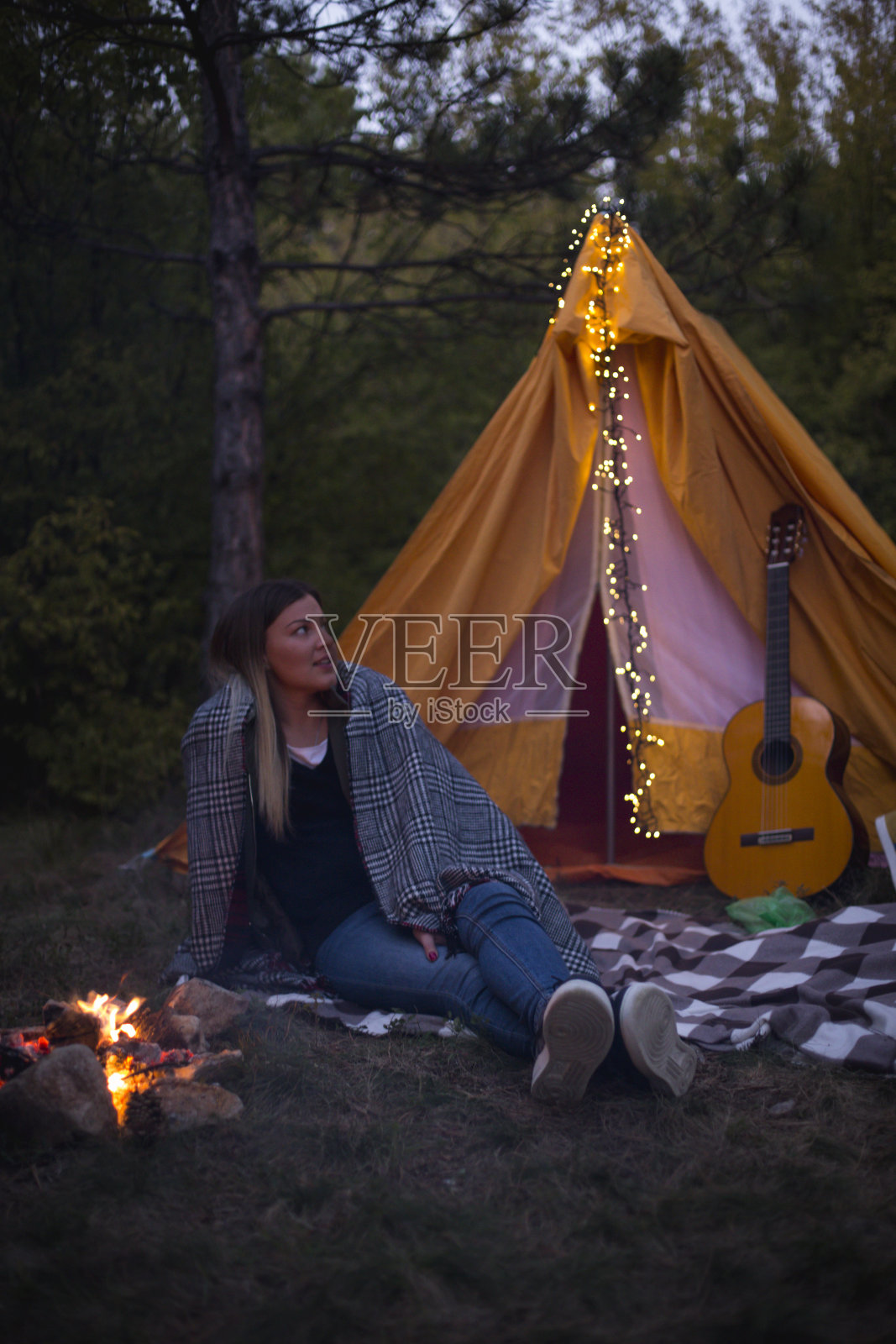 露营快乐的女人自然帐篷准备美味的香肠火照片摄影图片