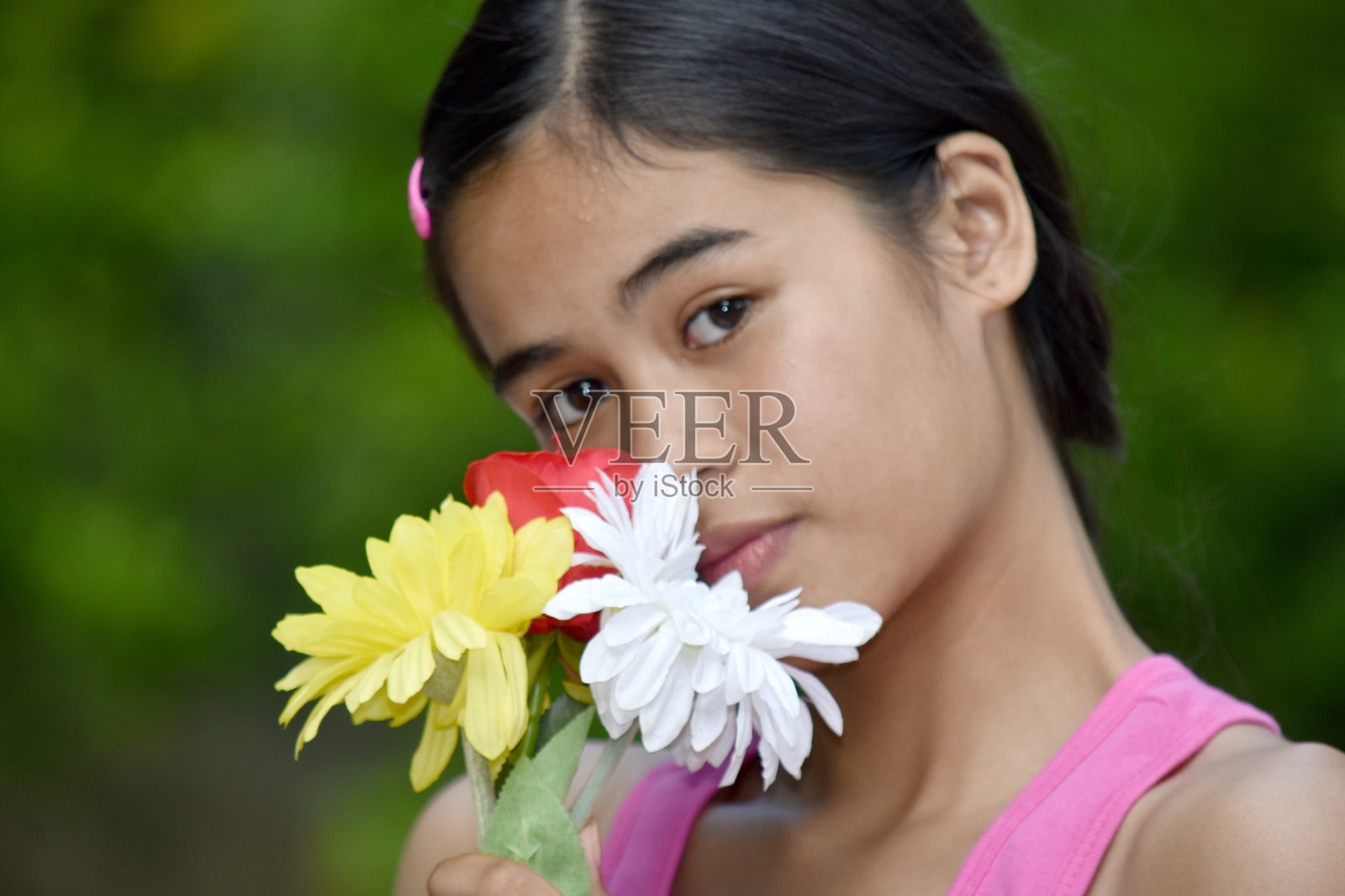 沮丧的年轻亚洲人与一朵花照片摄影图片