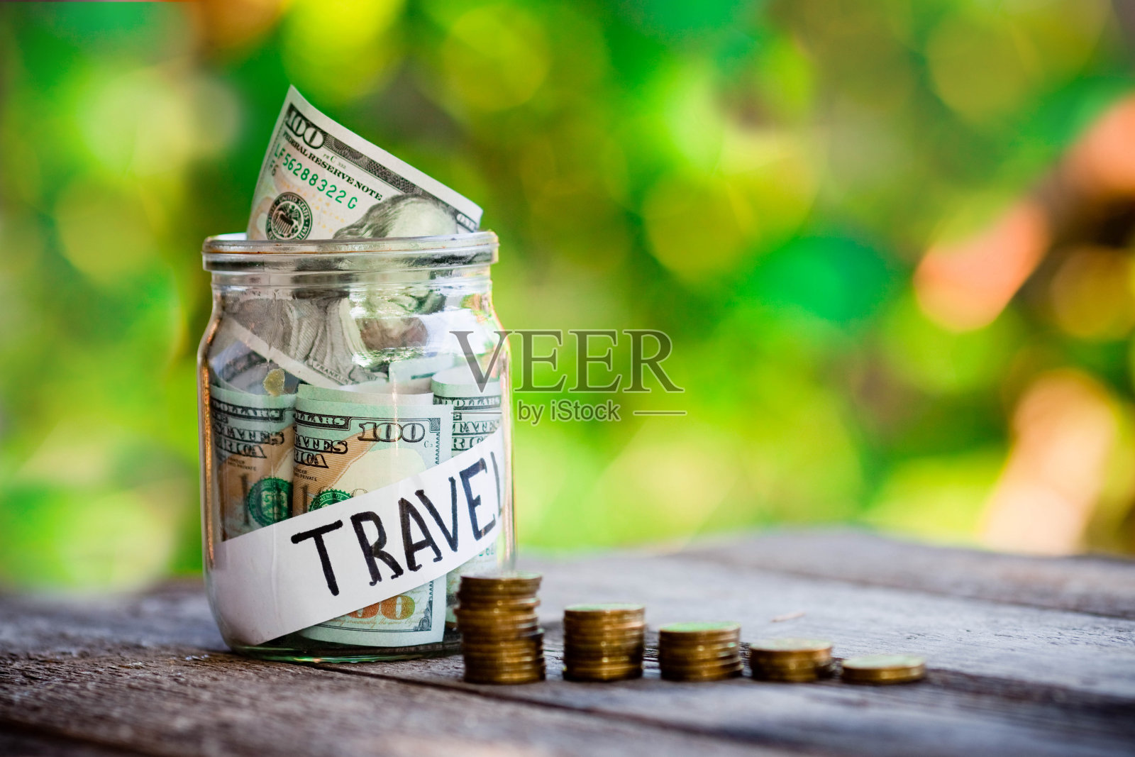 玻璃罐与美元和字旅行纸标签。照片摄影图片