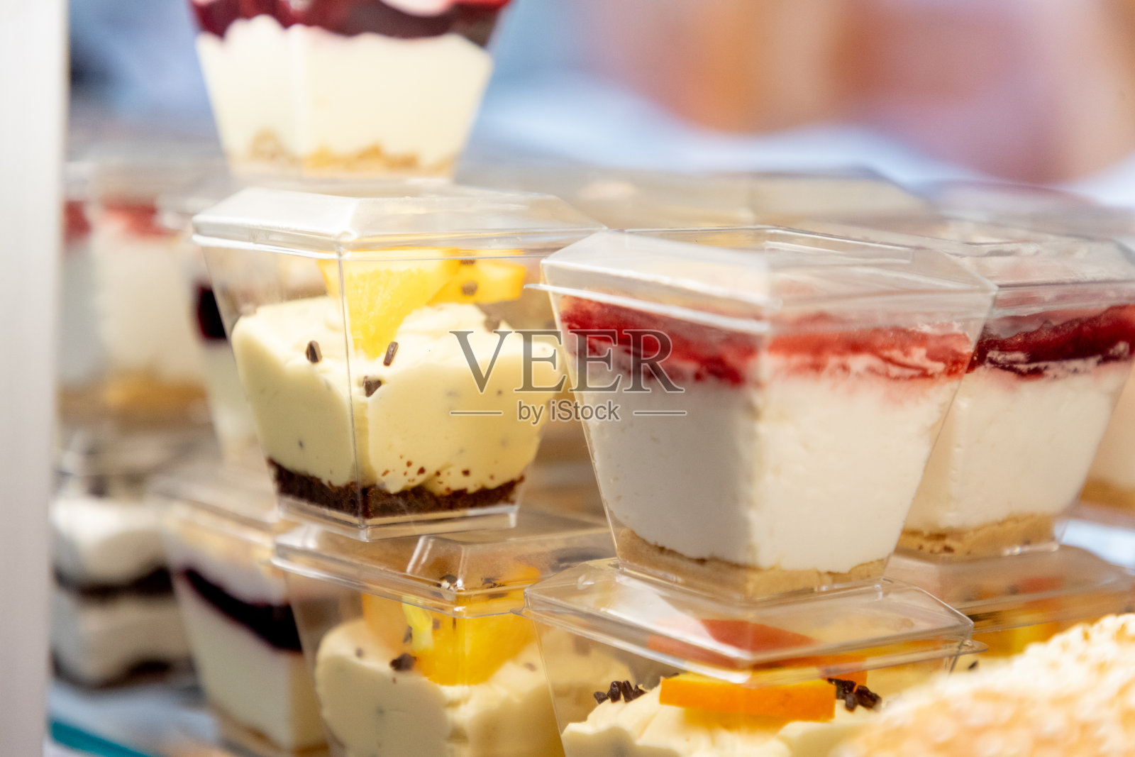 奶油蛋糕与水果在食用大小的塑料盒照片摄影图片