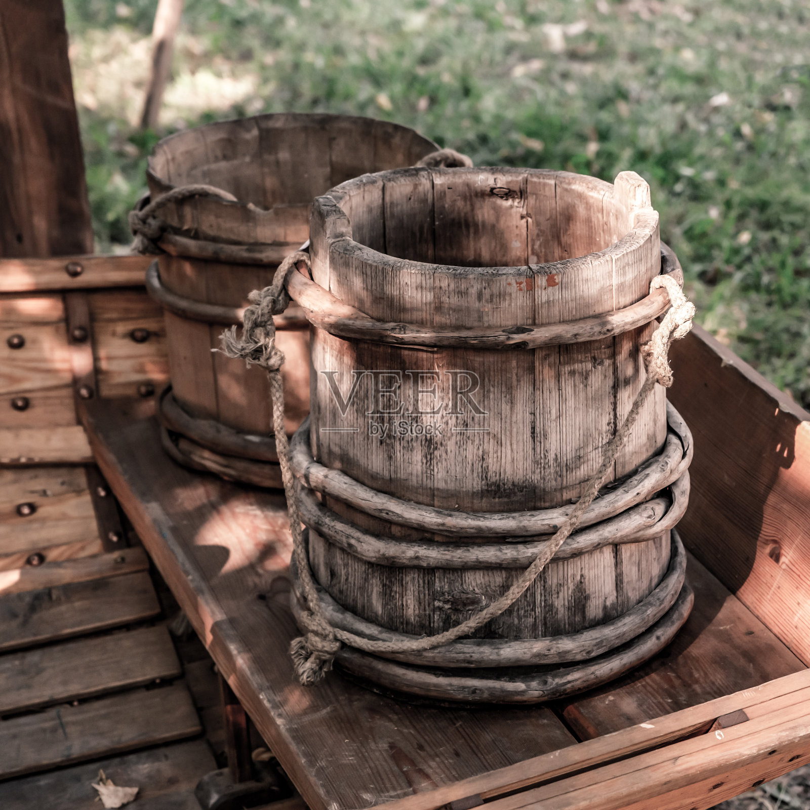 木桶古老，传统的容器为良好的乡村设计照片摄影图片