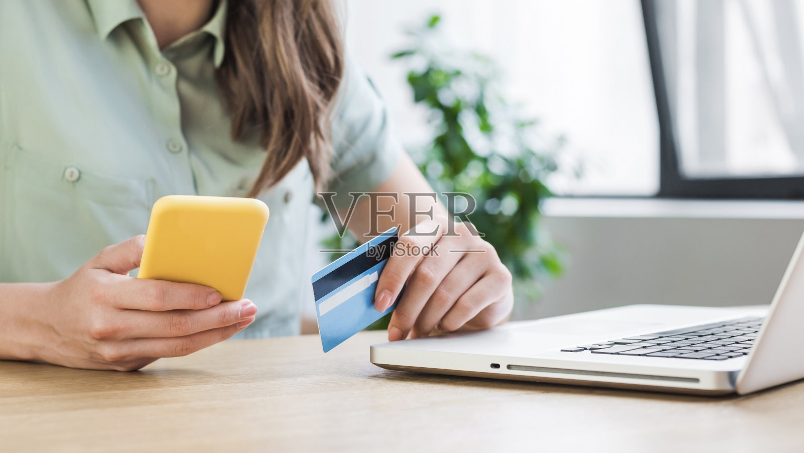 女人用笔记本电脑和信用卡在网上购物照片摄影图片