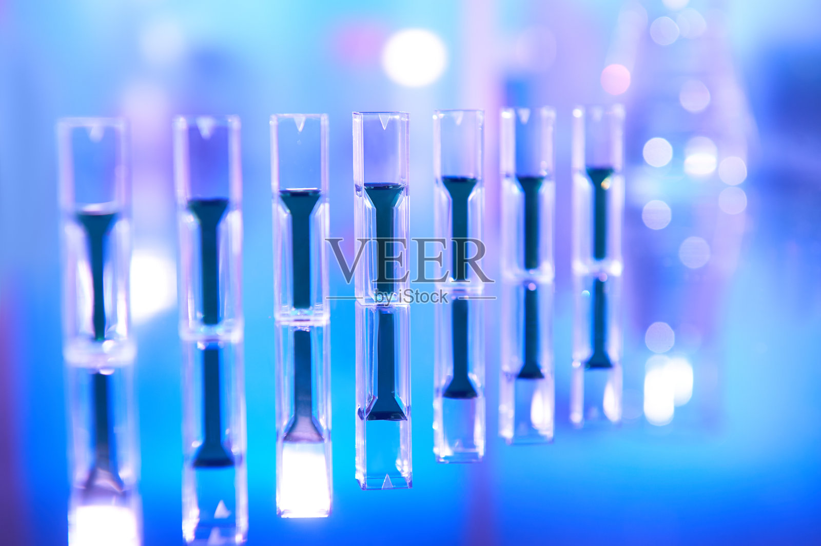 充满活力的霓虹灯，紫色和蓝色的科学背景。制药，生物技术，蛋白质分析，蛋白质浓度分析，分析化学。带有反射、拷贝空间的分光光度计。照片摄影图片