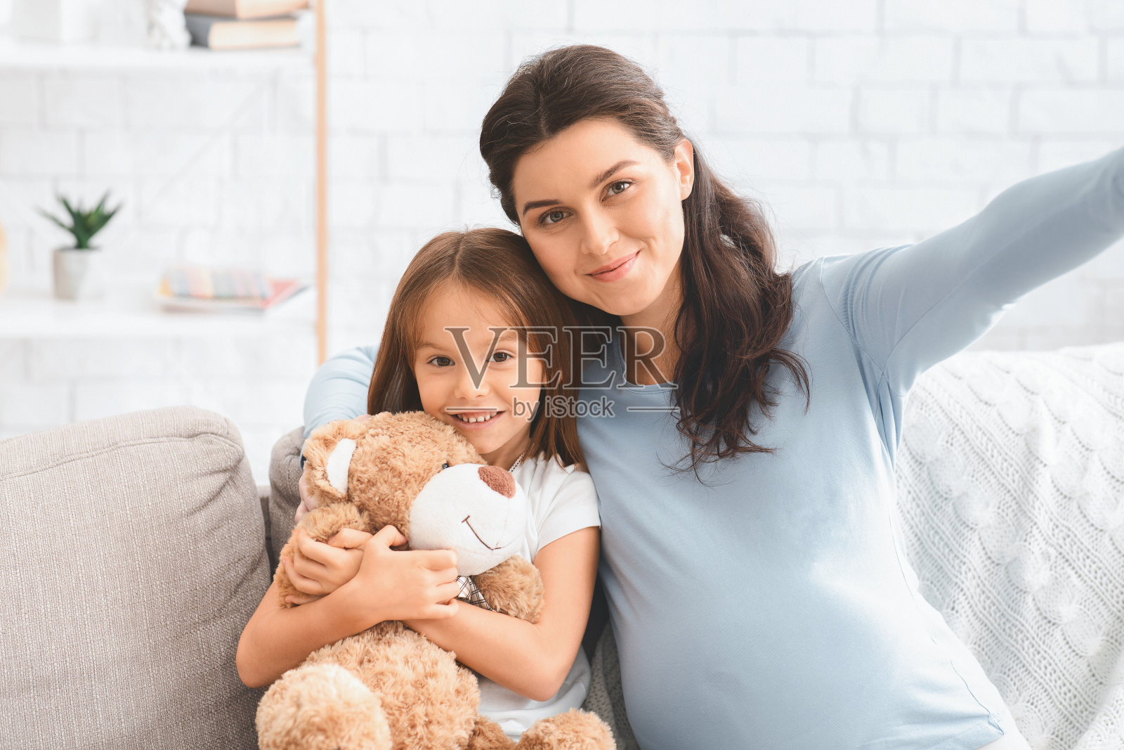 幸福的家庭，怀孕的母亲和女儿在一起自拍照片摄影图片