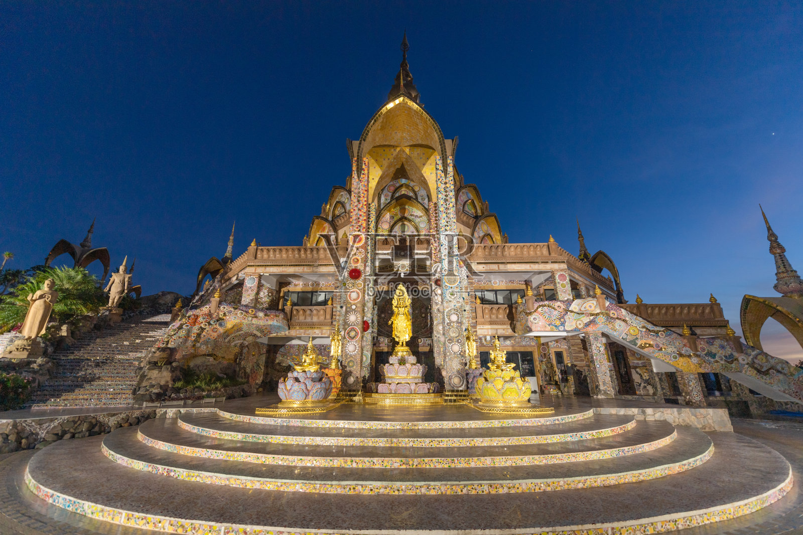 泰国白差汶省佛寺的佛像安装照片摄影图片