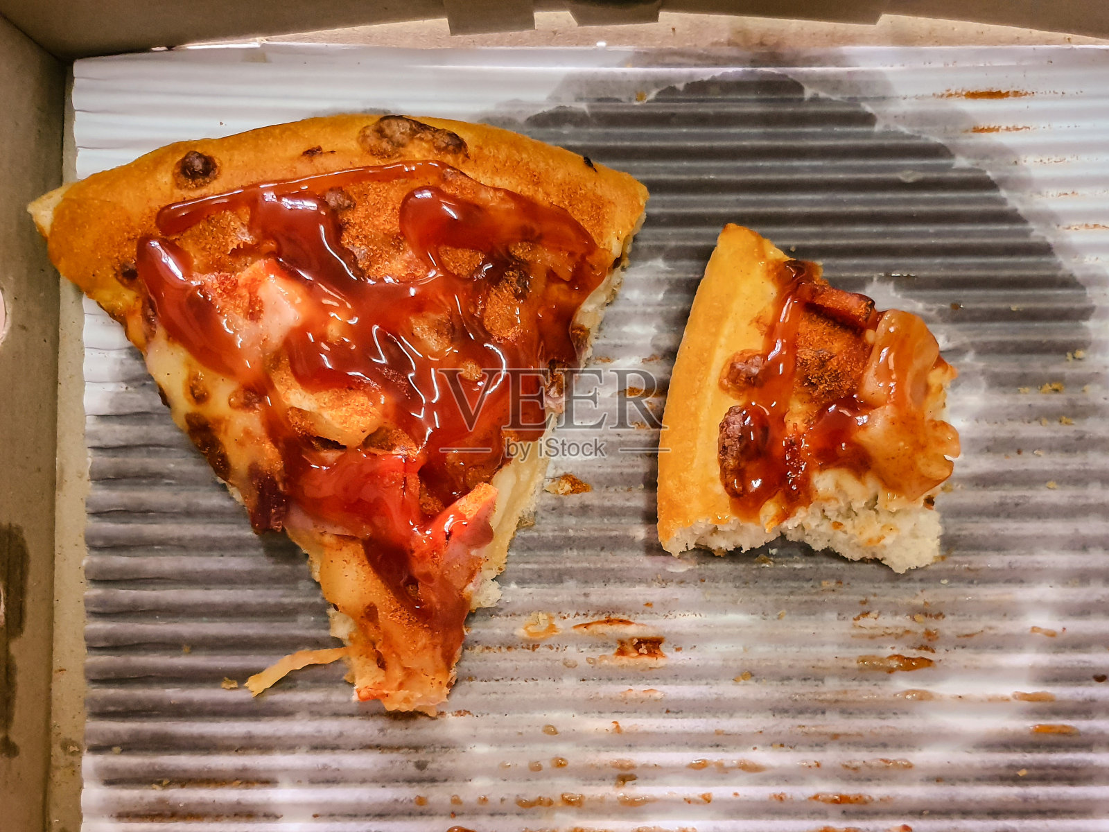 浇上番茄酱的披萨照片摄影图片
