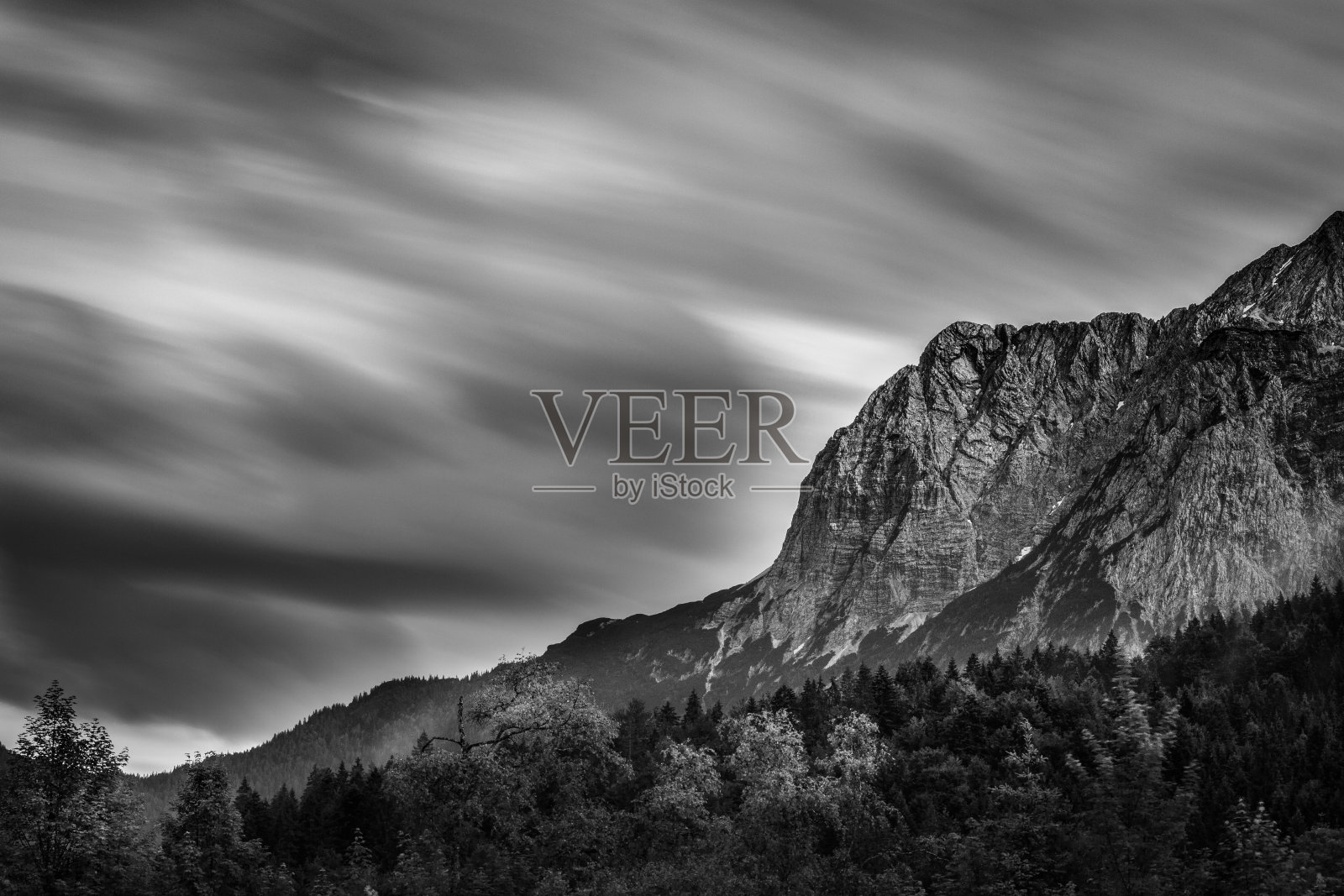 曼德尔峰奥地利德国山脉的黑色和白色照片摄影图片
