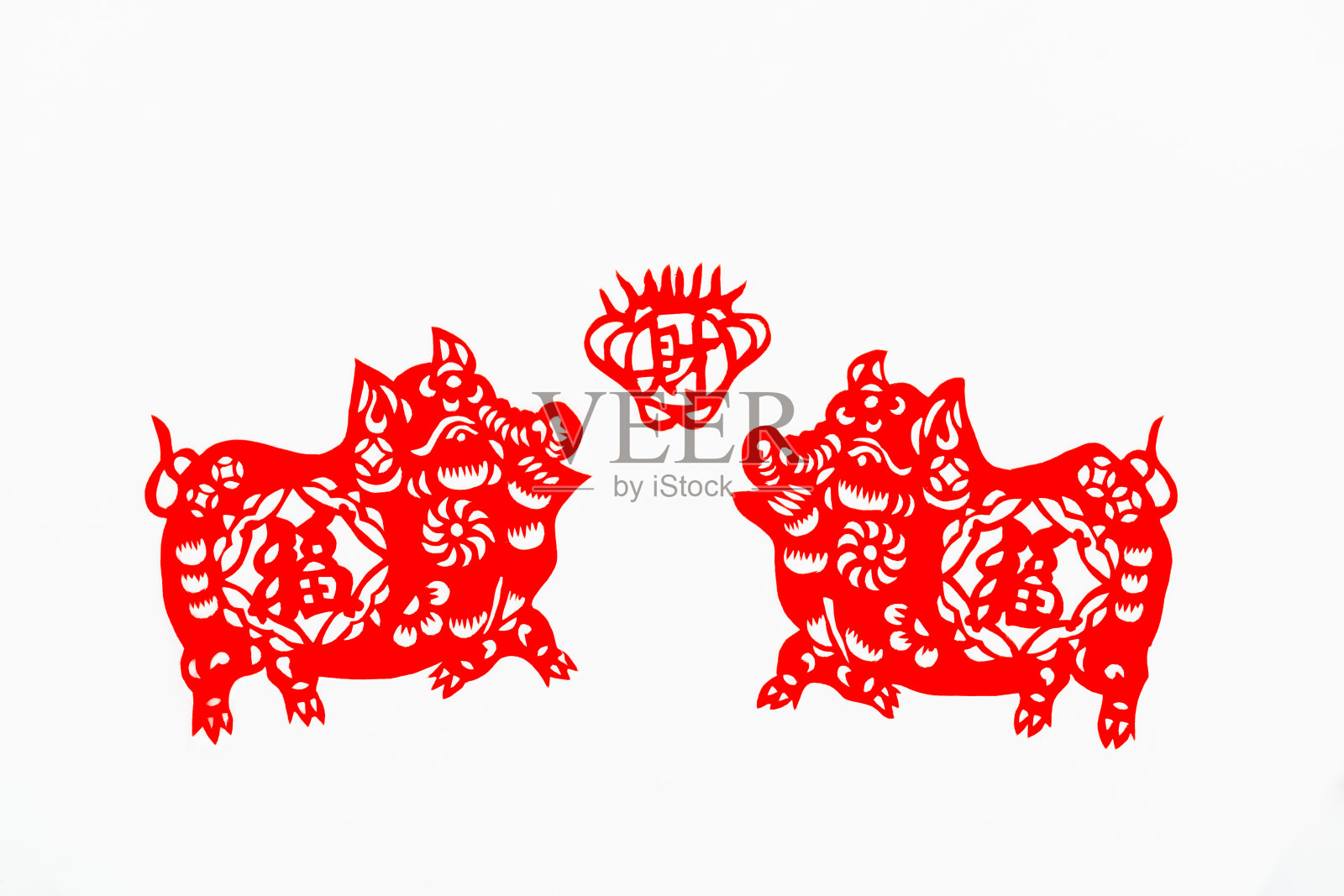 中国传统剪纸艺术图案、花窗。农历新年。猪年。象征着幸福和好运。中国吉祥元素。汉字翻译(祝福，长寿，和平，财富，丰饶)照片摄影图片