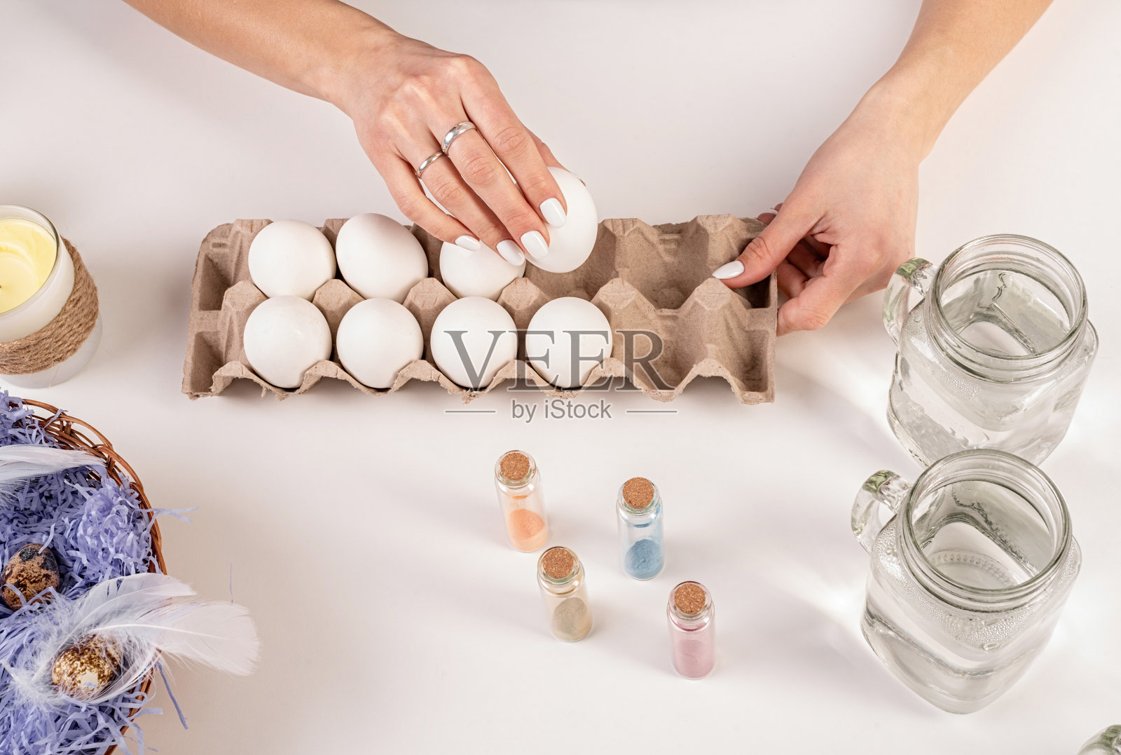 女人手里拿着一个白色的鸡蛋准备复活节彩蛋上色俯视图照片摄影图片