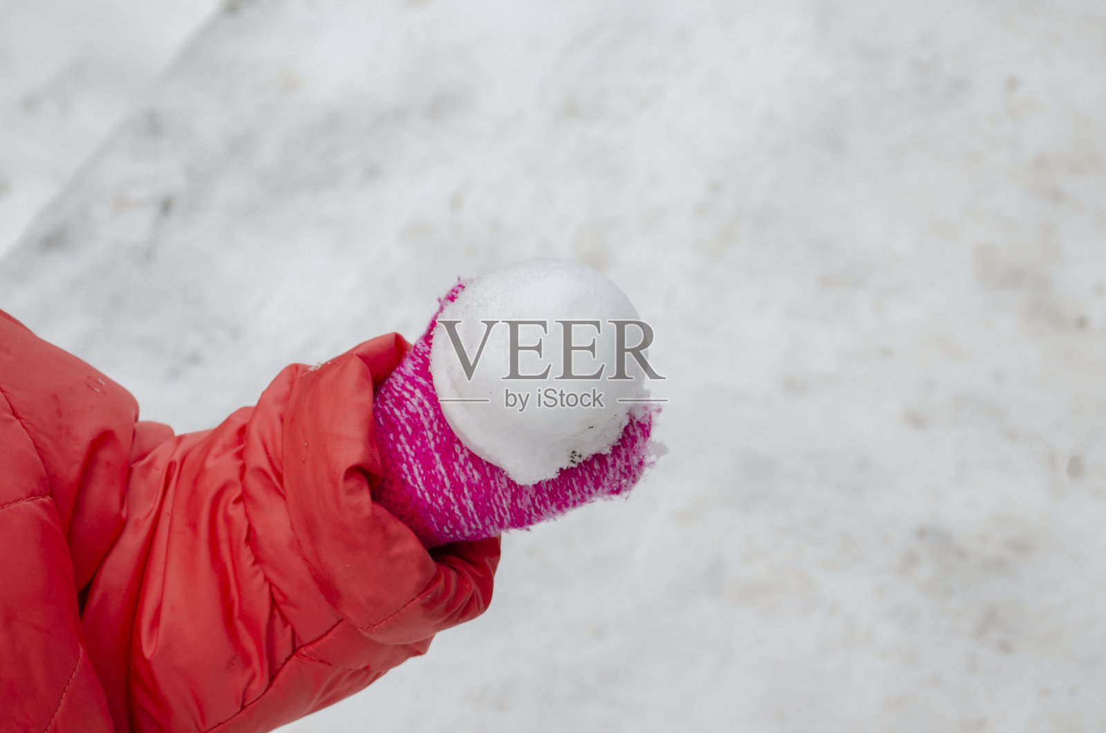 近距离的孩子的手握雪球在冬天照片摄影图片