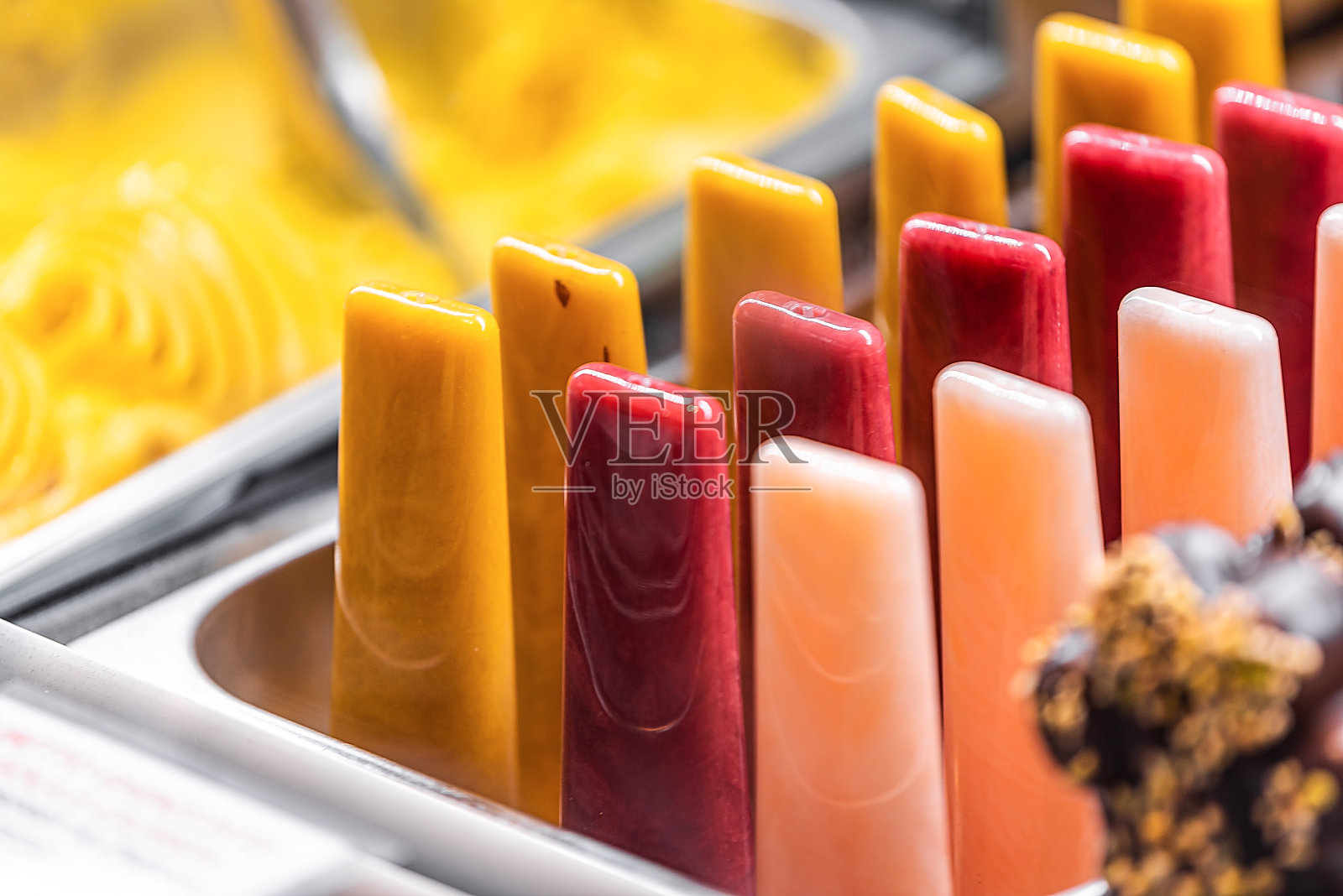 许多红黄汁冰棒的特写在冰淇淋店在著名的意大利佛罗伦萨费伦泽中央Mercato照片摄影图片