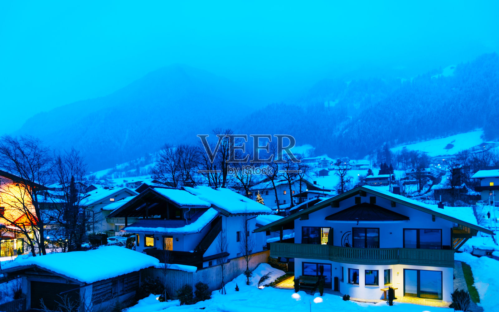 奥地利泰洛尔齐勒塔尔山谷Mayrhofen的房屋建筑照片摄影图片