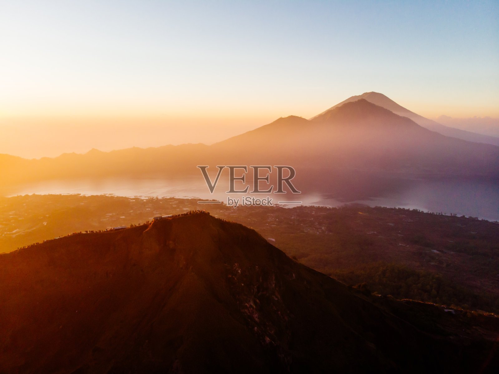 早上的火山风景，巴图尔山，巴厘岛，印度尼西亚照片摄影图片