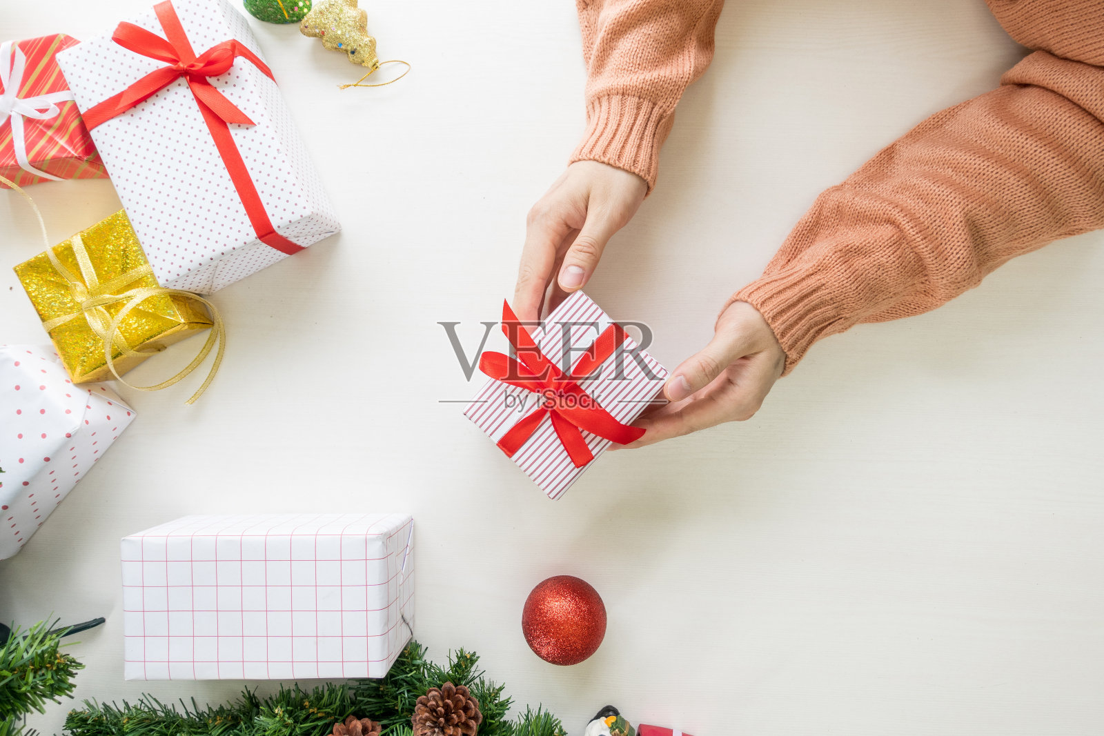 手持礼物和礼物准备，装饰装饰在桌子上。圣诞节、新年、生日庆祝概念。照片摄影图片