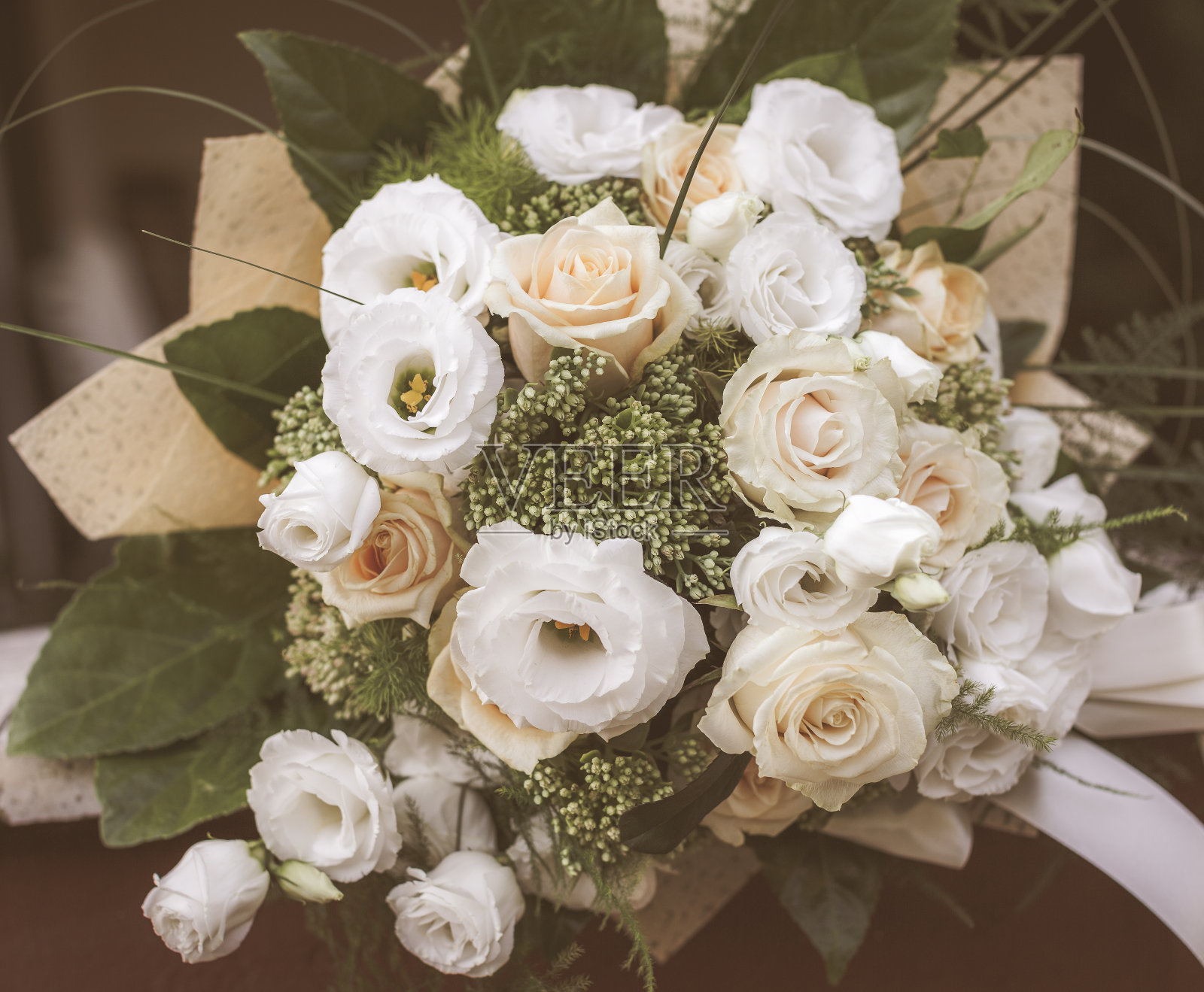 鲜嫩的玫瑰花束和奶油色和白色的口水仙。花的背景。复古风格的色调照片摄影图片