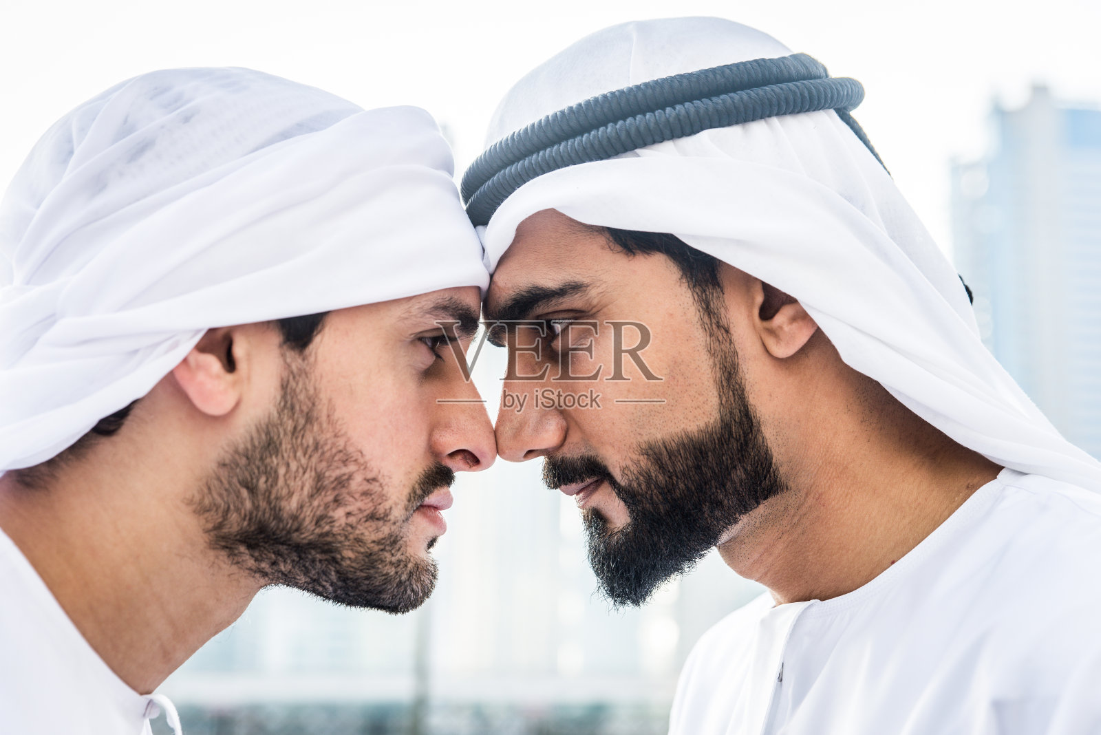 两个男人和坎多拉在迪拜照片摄影图片