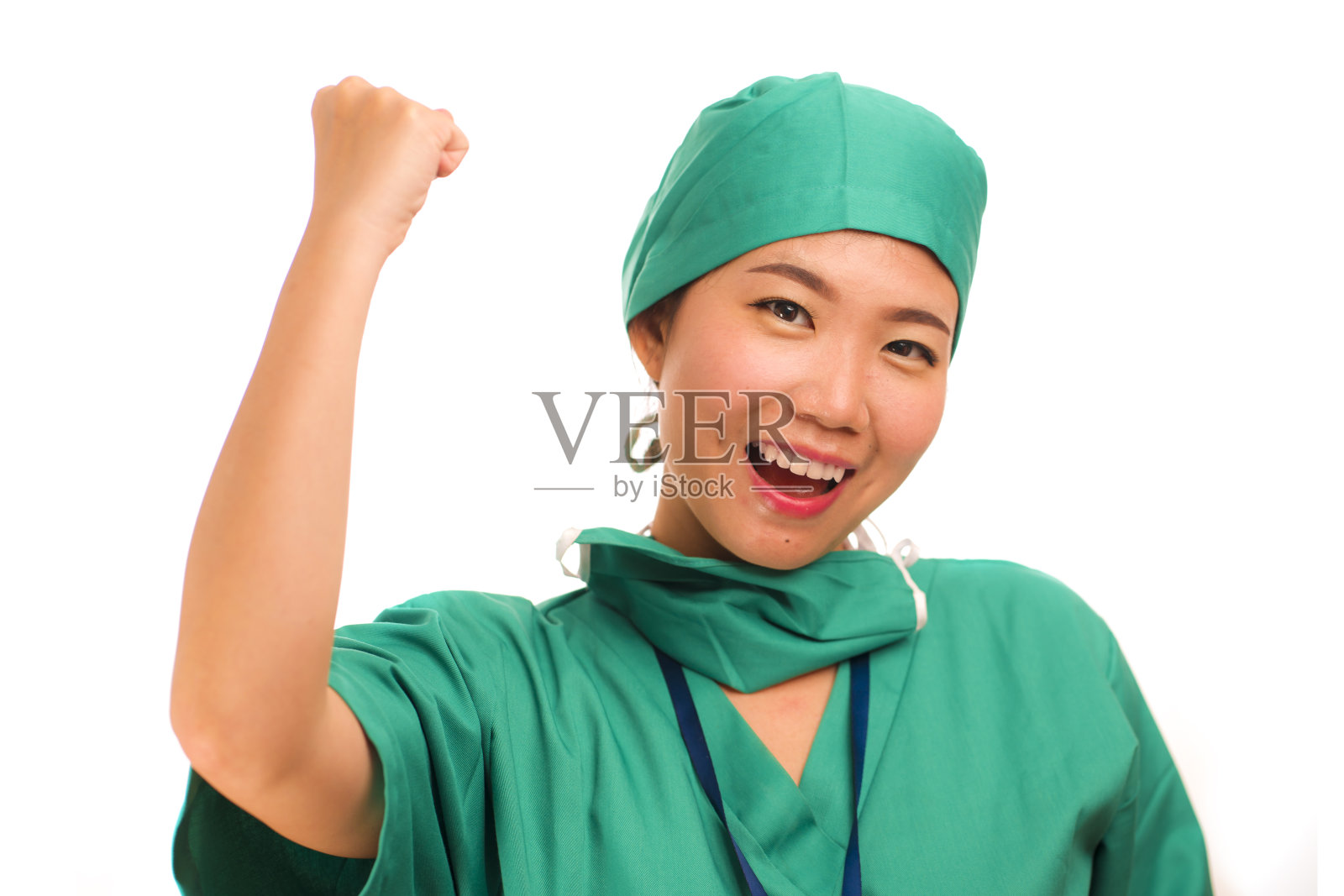 亚洲韩国女人作为兴奋的医生-年轻美丽和快乐的医生或首席医院护士在绿色的手术服和外科医生帽子微笑自信庆祝成功的治疗照片摄影图片