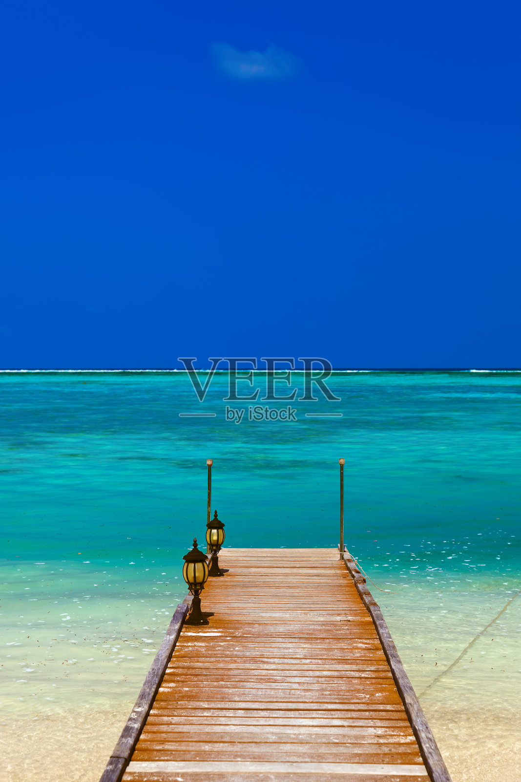 马尔代夫岛上的码头照片摄影图片