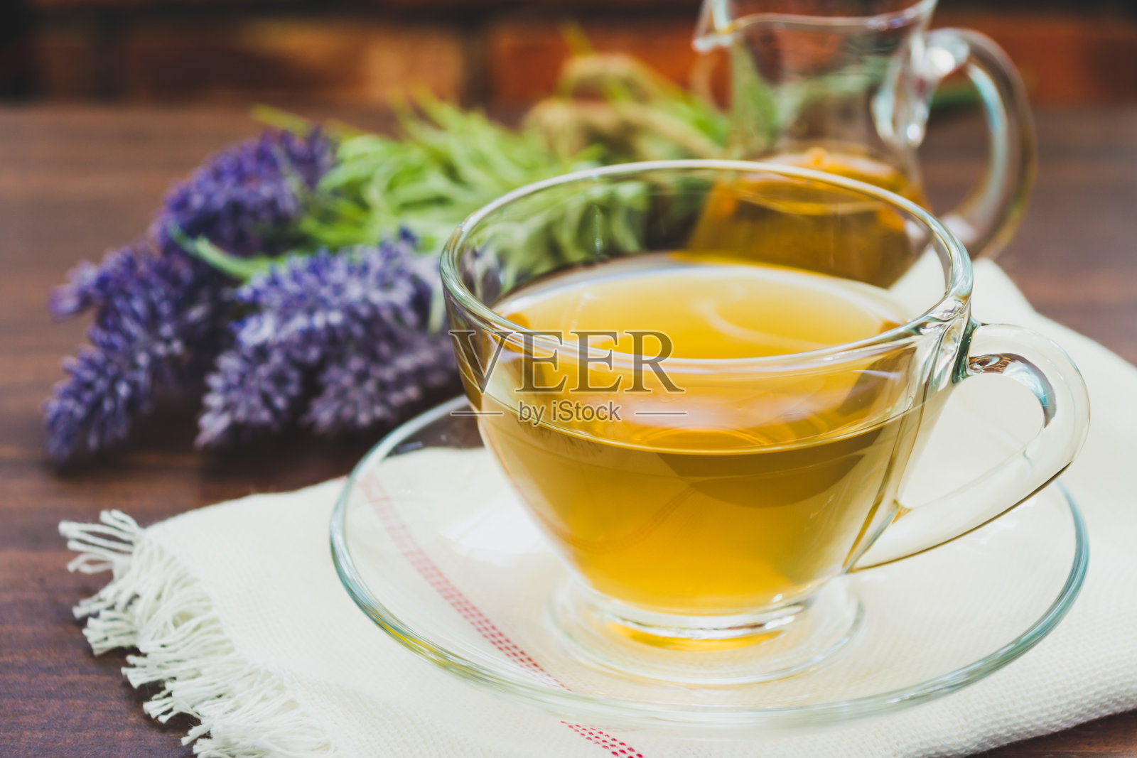 一杯薰衣草茶和一罐蜂蜜照片摄影图片