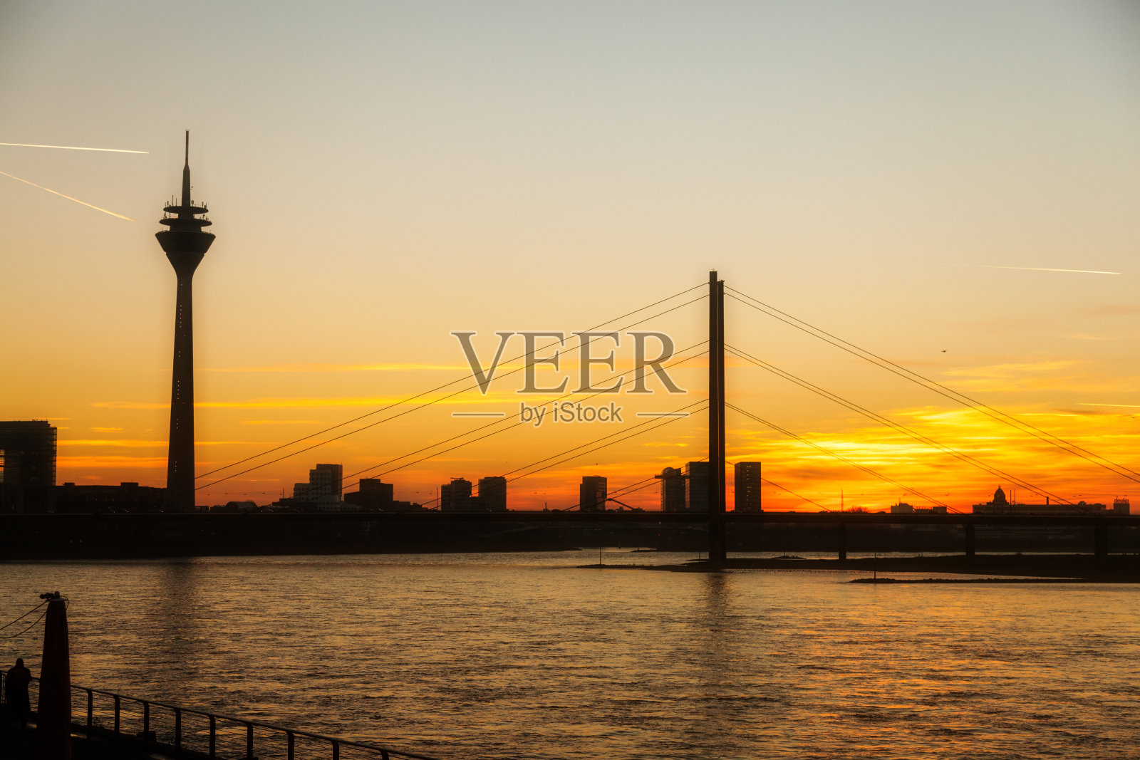 日落时分的杜塞尔多夫和莱茵尼大桥照片摄影图片