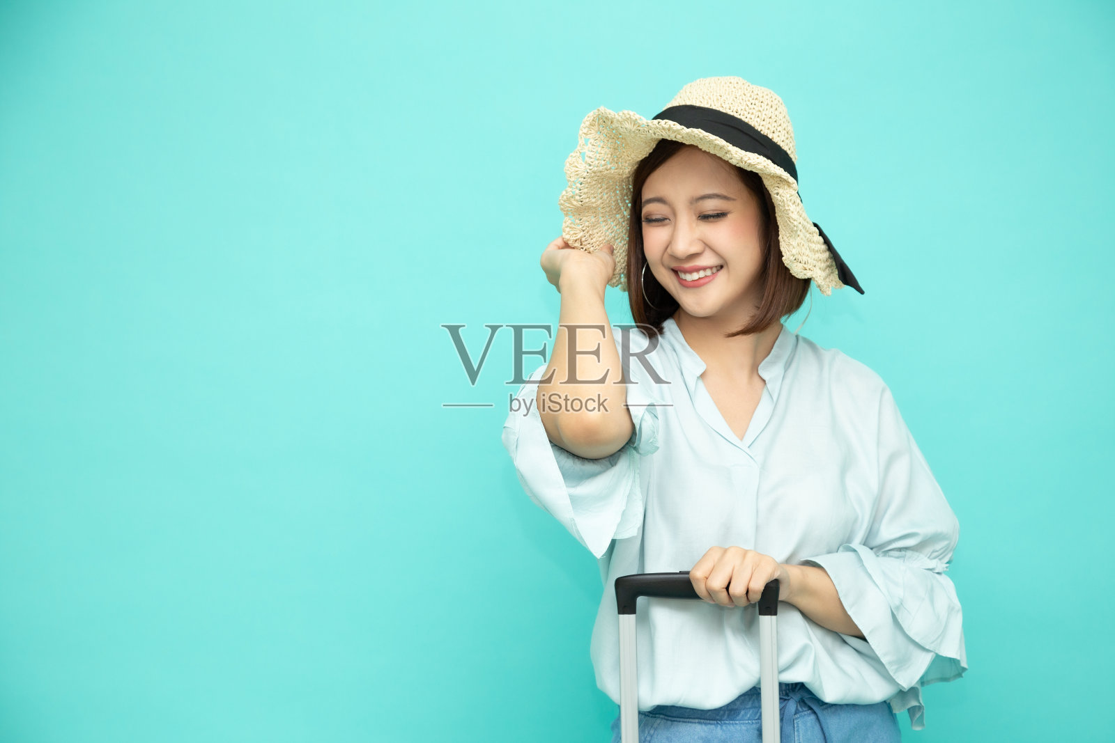 亚洲女性旅行者游客微笑在绿色的背景照片摄影图片