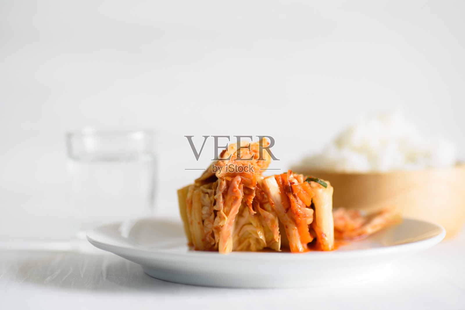 泡菜，一种传统的韩国食物放在一个白色的盘子和蒸米饭在一个健康的食物概念照片摄影图片