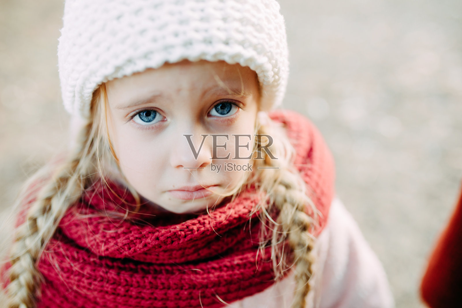 一个表情愤愤不平的小女孩的肖像。照片摄影图片