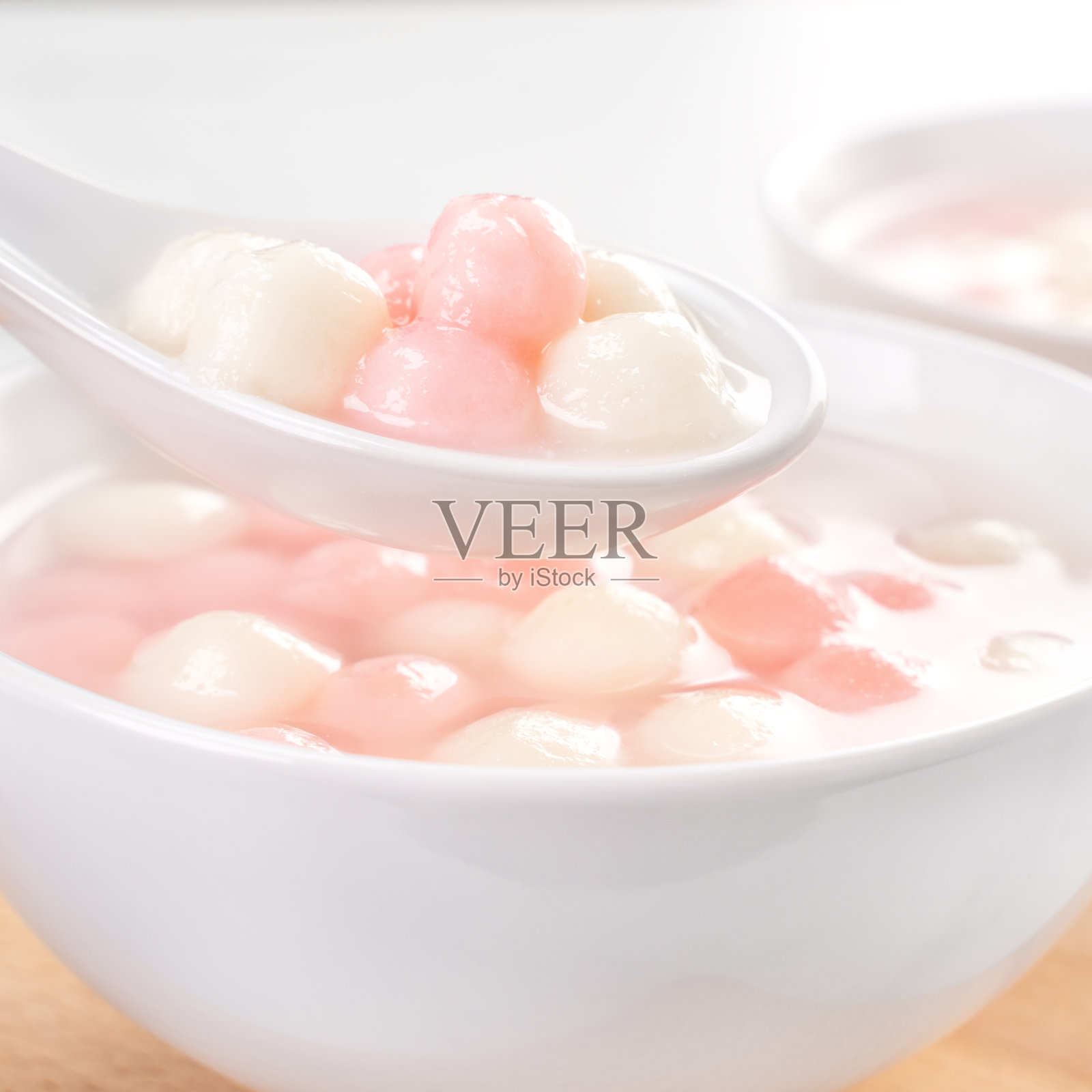 汤圆，汤圆，美味的红白相间的汤圆球在一个小碗为中国冬至节。照片摄影图片