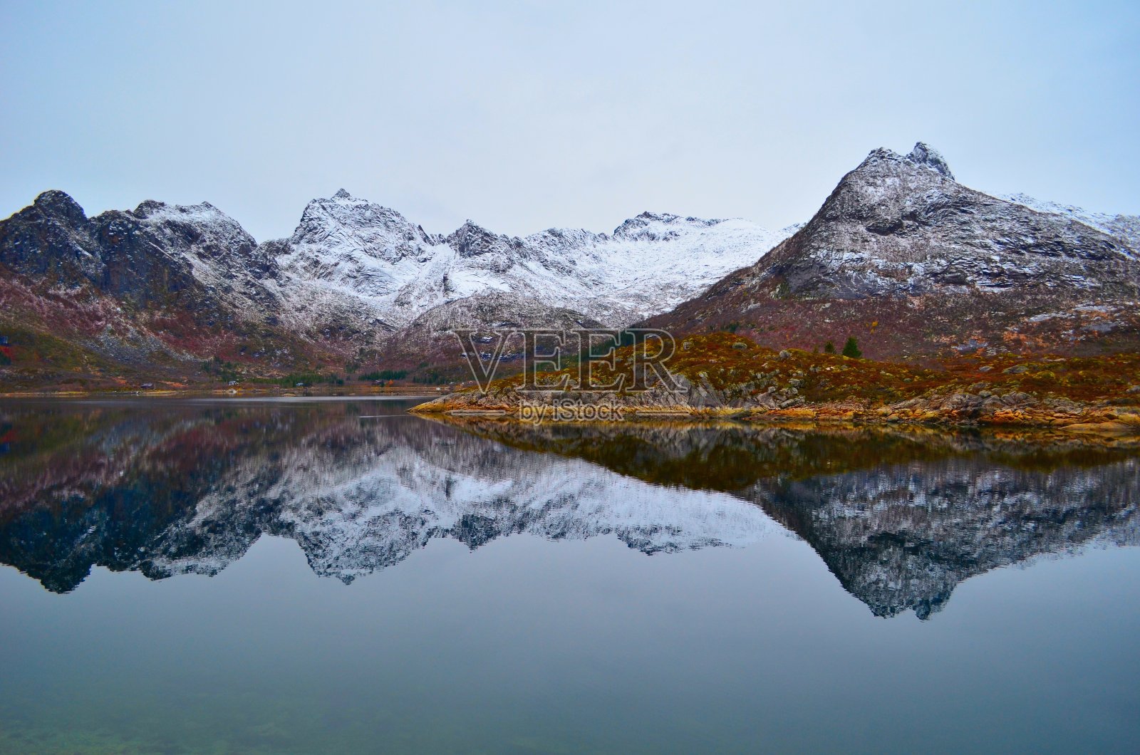 雪山倒映在山湖中照片摄影图片