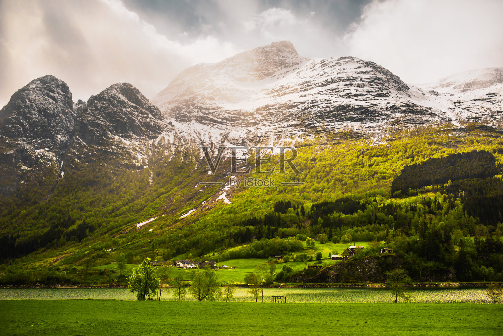 晴天的山景。环游欧洲。挪威的春天。斯堪的纳维亚美丽的绿色田野。美丽的风景与山景。在欧洲旅游。自然背景照片摄影图片
