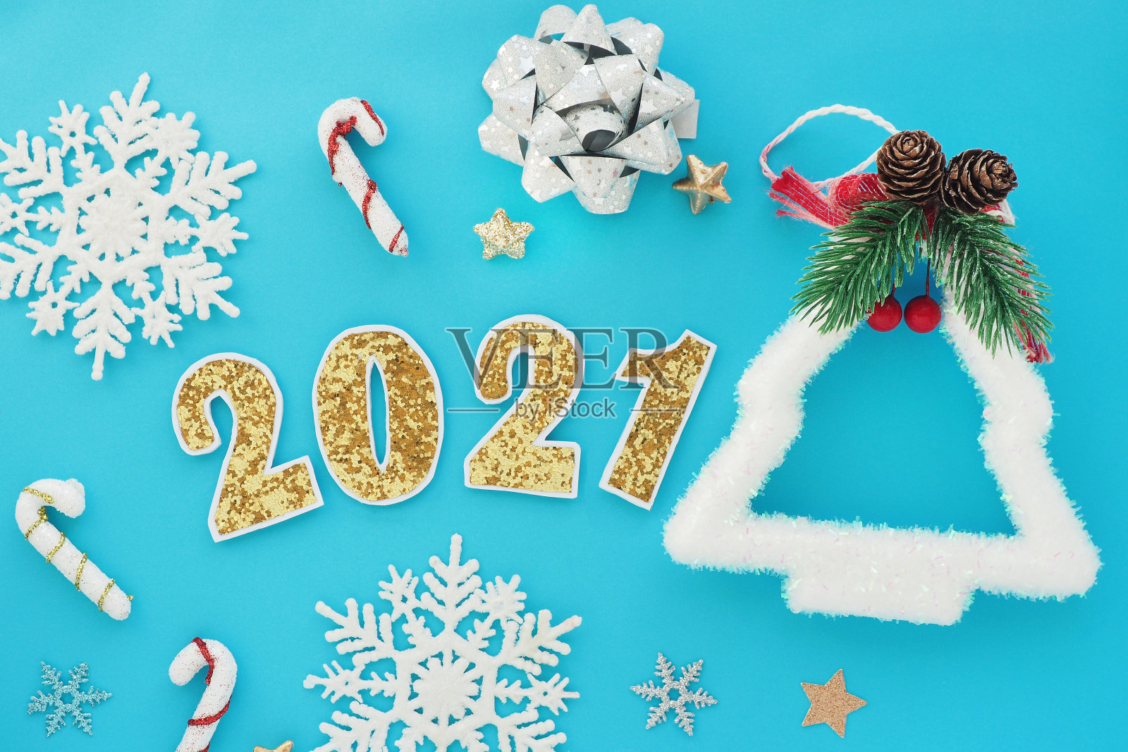 2021年的数字是金色的，白色的边缘，蓝色的背景。新年作文，圣诞作文。平面布局，俯视图。照片摄影图片