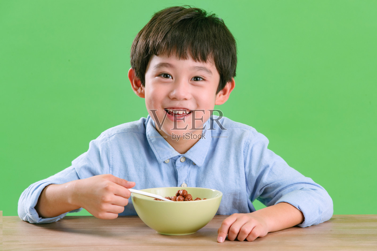 小男孩吃东西照片摄影图片
