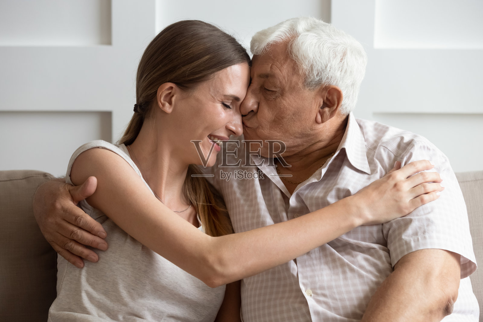 慈爱成熟的父亲拥抱亲吻成熟的女儿照片摄影图片