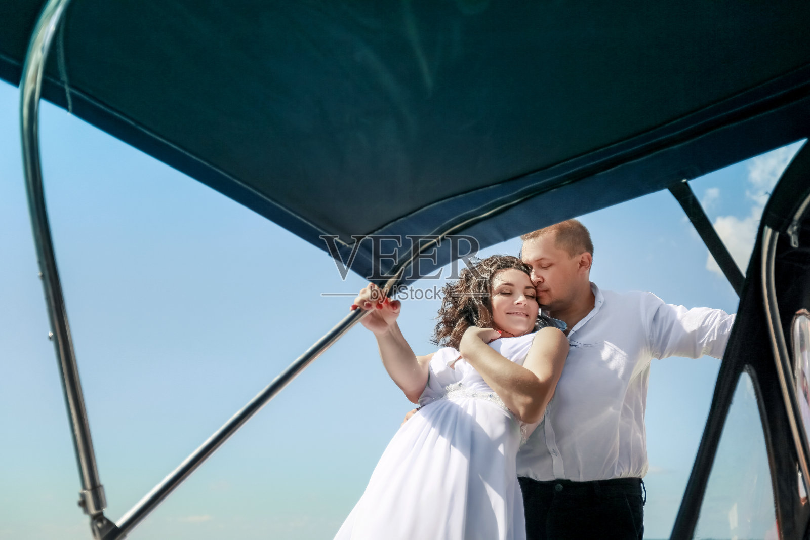 情侣们在游艇上的浪漫旅程照片摄影图片
