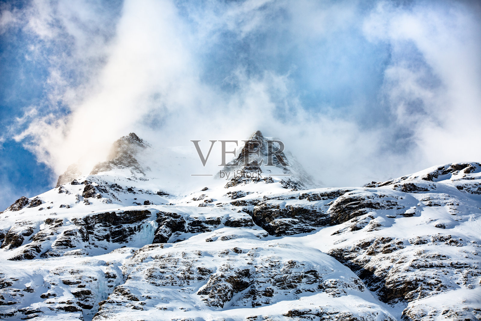 明亮的冬季高山景观与山峰延伸到蓝色的天空。法国,萨照片摄影图片