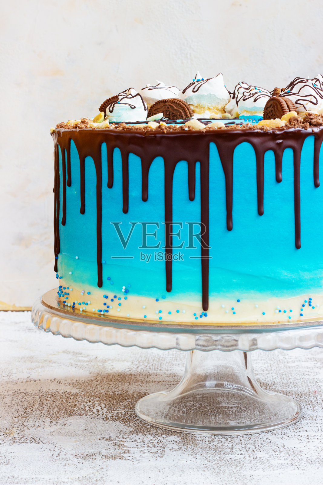 海洋风格的蓝色奶油蛋糕，以巧克力为背景照片摄影图片