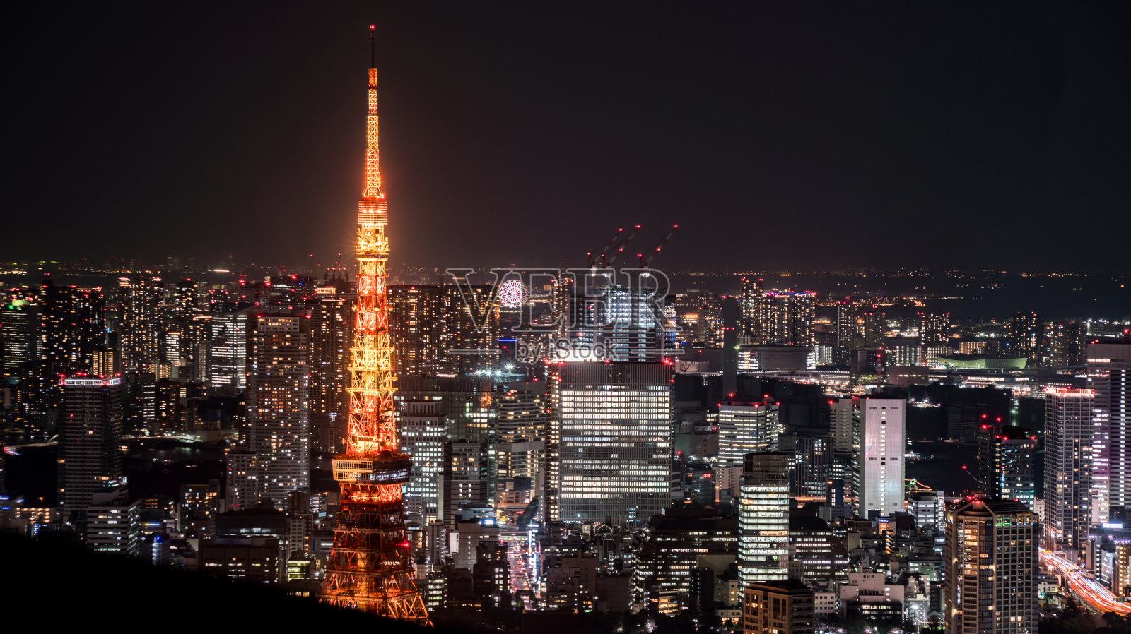 东京城市天际线和办公商业大楼摩天大楼市中心与东京塔在晚上在日本。亚洲旅游，现代城市生活，或商业金融经济概念照片摄影图片