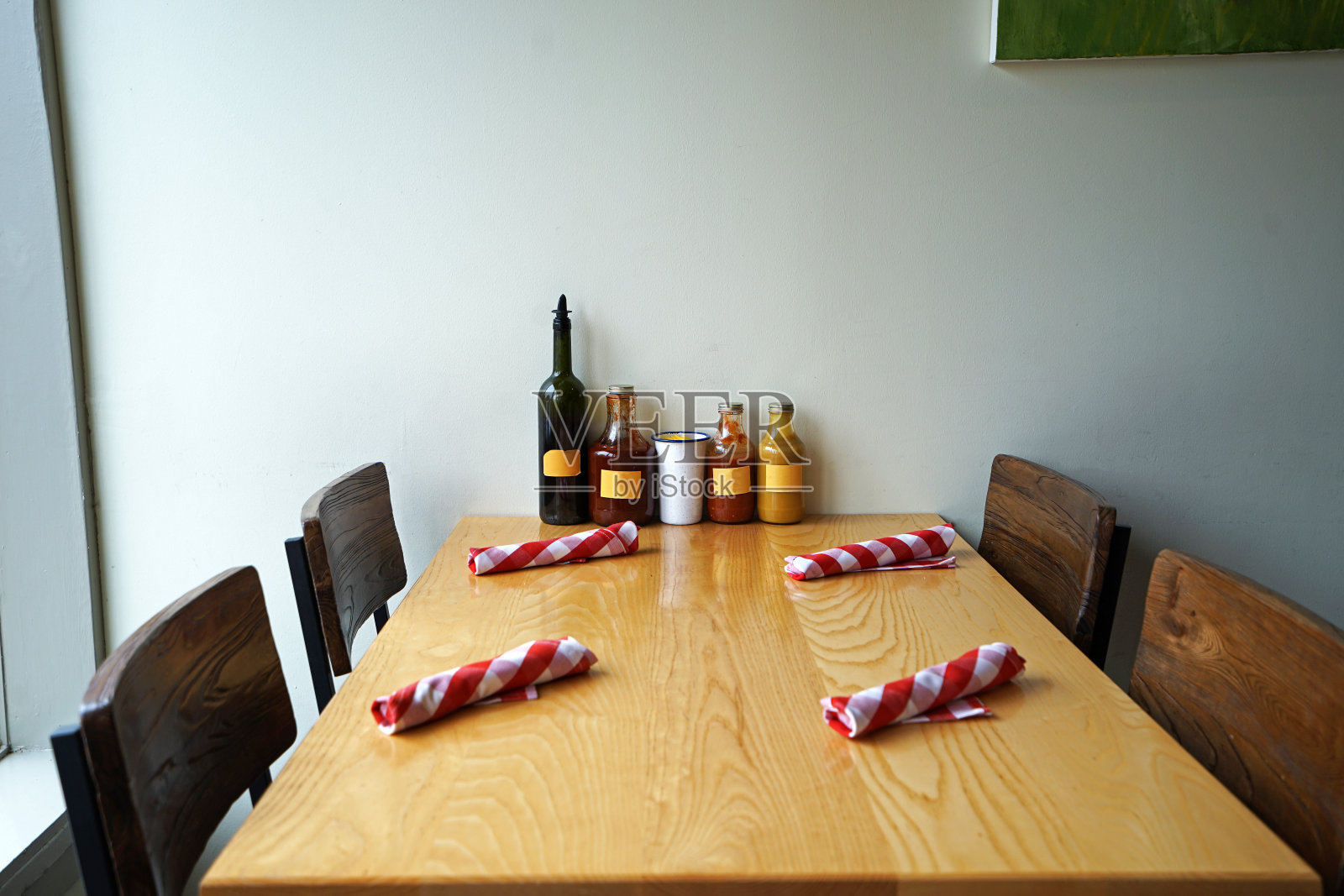餐厅的餐桌布置和布置以蘸酱瓶和木制家具装饰照片摄影图片