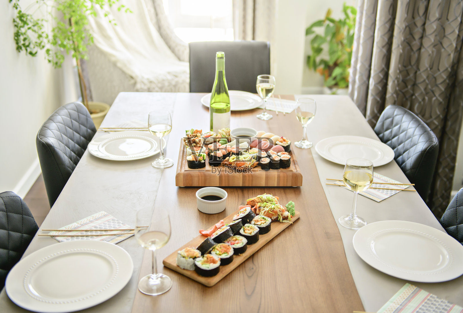 餐桌晚餐与传统寿司和饮料照片摄影图片