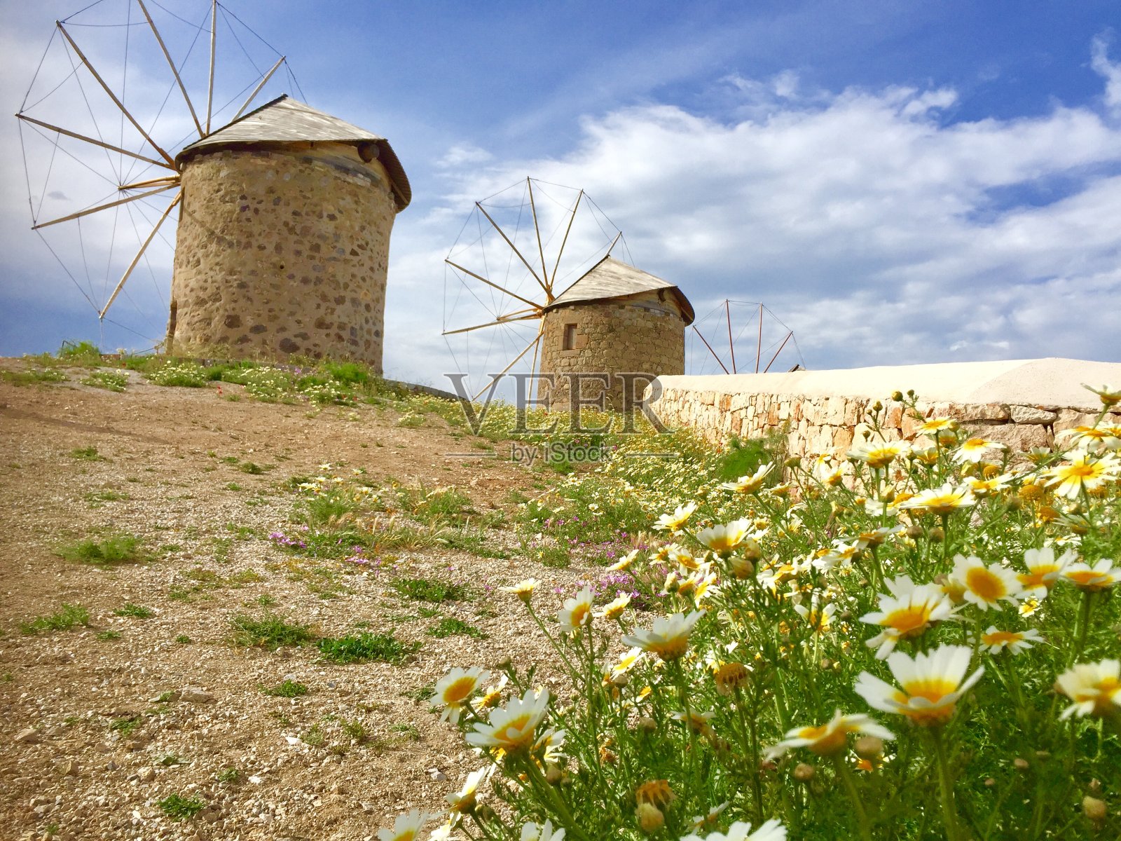 希腊帕特莫斯岛12个岛屿爱琴海天启洞教堂神启洞的标志性石头风车照片摄影图片