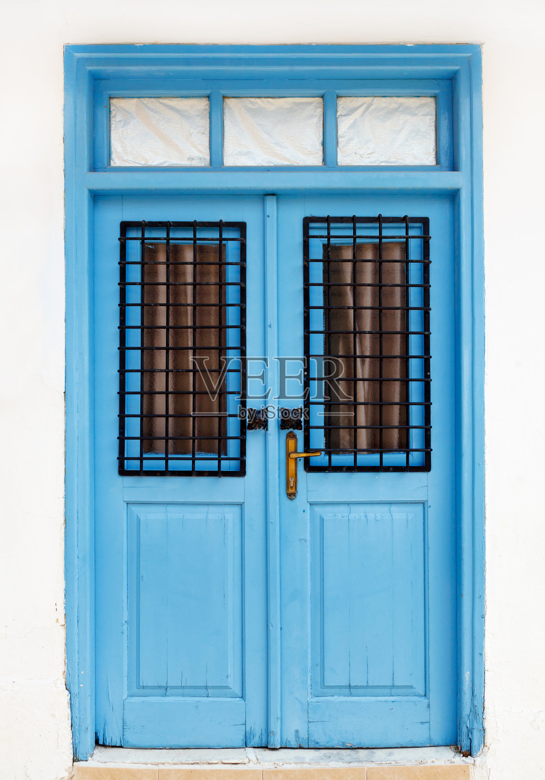 漂亮的蓝色门。房屋正面的碎片，塞浦路斯，欧洲。照片摄影图片
