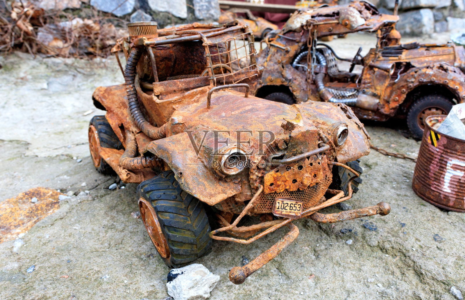 一种用家庭垃圾制成的生锈的玩具车。照片摄影图片