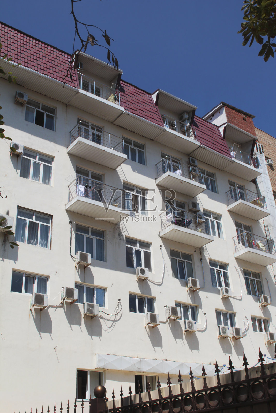 建筑的立面采用了白色的墙，空调，同样的窗户照片摄影图片
