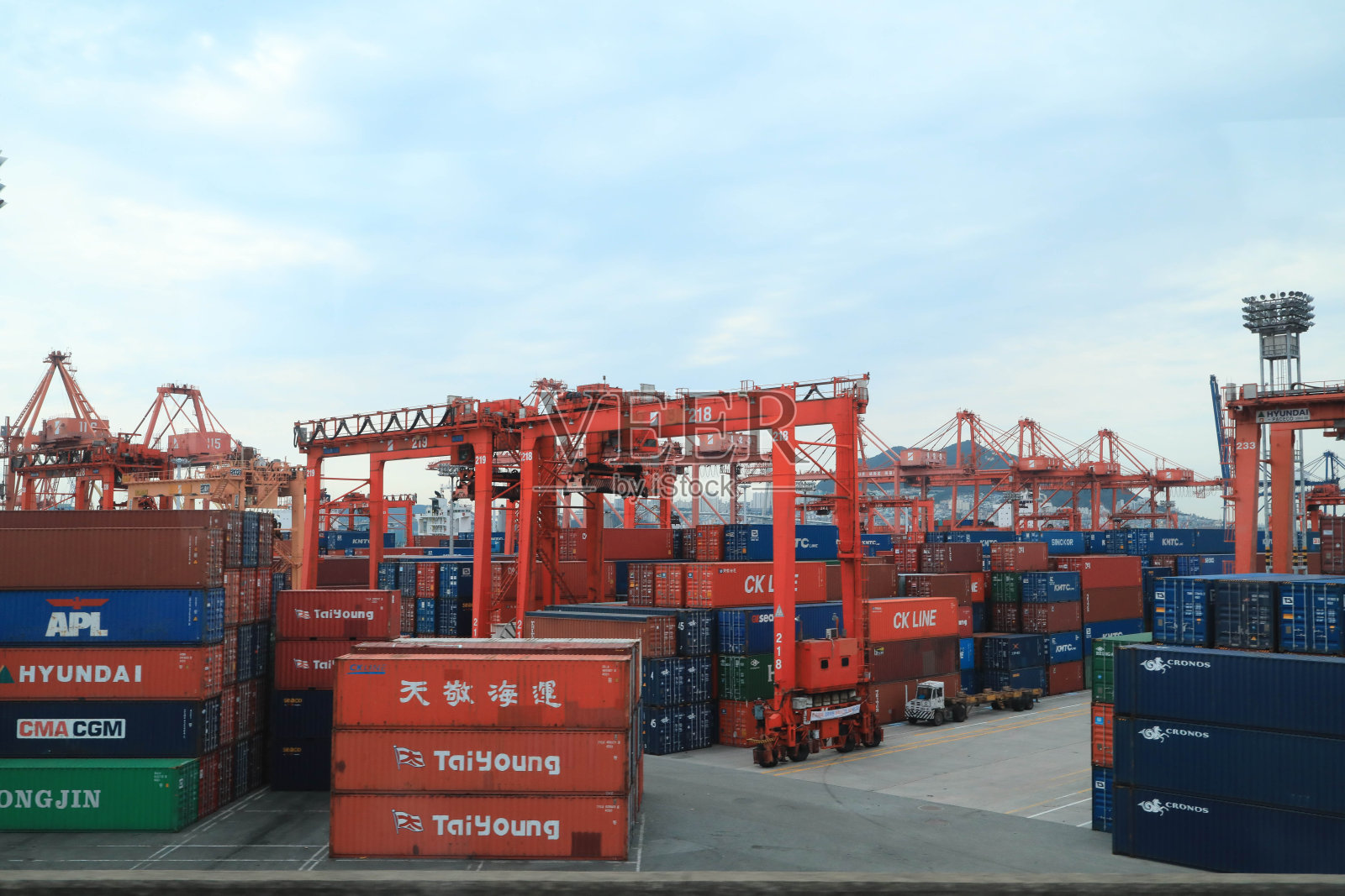 韩国釜山货运港，世界第五大集装箱码头港口。照片摄影图片